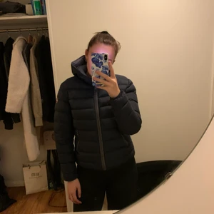 Colmar jacka dam - Säljer min marinblåa colmar jacka i storlek M (italiensk storlek 46, alla deras jackor står i italienska storlekar). Är i superfint skick. Bara att höra av sig om man vill ha fler bilder eller har någon fråga!