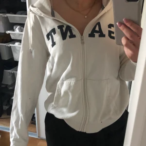 GANT hoodie med dragkedja - En vit hoodie från Gant, använd ett fåtal gånger endast för jag har en liknande, Storlek M så lite oversized på mig som är en S i vanliga fall💓 !Ledande bud 250 just nu, den är kvar till på torsdag!