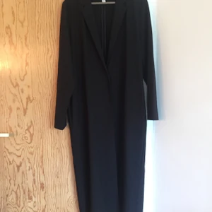 Kappa från My Way/ Bubbleroom - Tunn svart kappa från bubbleroom, fin i tyget men en knapp är trasig. 
