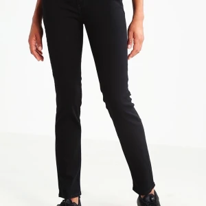 Levi’s 712 - Svarta Levis 712 slim storlek 28/30, använda endast fåtal gånger!! Som nya :) jättebra passform. Nypris 1000kr 