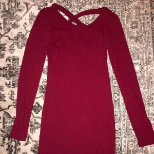 Vinröd klänning🌺 - Fin tajt klänning i storlek S. Med detalj i ryggen❣️