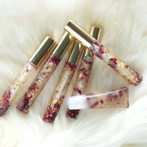 ROYALTY LIPGLOSS 🥀👸 - Läppglans med ros blad och guld ätbar fläckar med vanilj smak/doft. Innehåller cocosolja, E vitamin och smak olja. Finns i både wand tuber och squeeze tuber. Wand tuber/ behållare kosta 45kr och squeeze tuber kosta 39kr. 
