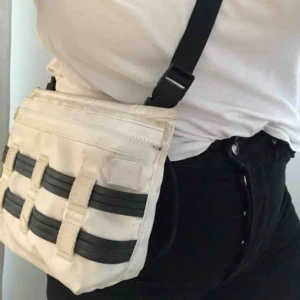  - Acne väska med justerbart band. Lite smutsig på insidan. Nypris 1200. 