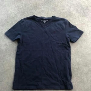 Tommy Hilfiger t-shirt  - Marin t-shirt från Tommy Hillfiger, storlek M 8-10 år. Mycket fint skick! 150kr, ev porto tillkommer