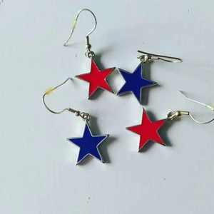 Fyra stjärnörhängen röd och blå - Ej äkta. Jag samfraktar gärna!