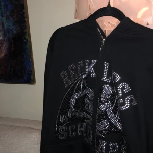 Säljer en reckless scholars zip hoodie - Säljer en reckless scholars zip hoodie. Storlek XL sitter som en M-L, sitter oversize på mig som är 175. Jättebra skick förutom att 5 rhinestones saknas från H:et (kolla bild) men det är inget som utmärker sig alls! Kommer i originalförpackning.Bud: 1300.
