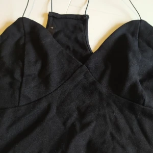 Oanvänd Jätte snygg crop Top Fr BikBok strl L - Sitter jätte snyggt på,snygg urringning. Spaghettiaxelband.