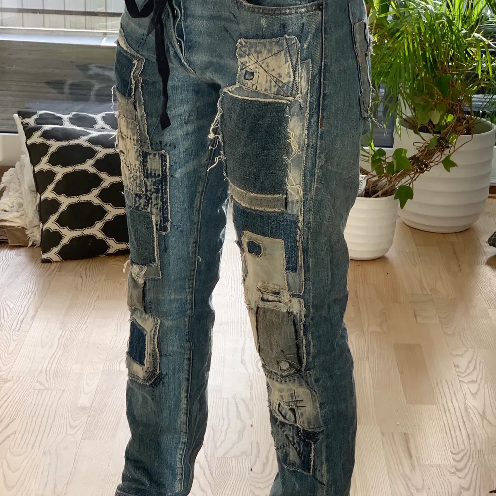 Säljer dessa skit coola patch jeansen från Ralph lauren, är 174 och dem är bra i längden. Brukar ha 28 och dem sitter bra på mig, behöver inget bälte eller så. Bara att skriva för fler bilder 💜🕺🏻. Jeans & Byxor.