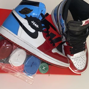 Jordans - intressekoll av mina Jordan 1 retro high fearless unc Chicago. Köpte skorna i april på stockx och förutom creasingen där fram så ser de nästan som nya ut. Nypris idag på stockx ligger på 6000kr. Budgivning om många är intresserade!
