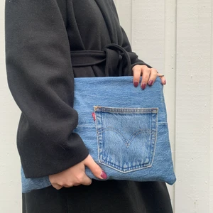 Jeans datorfodral  - Vi använder begagnade jeans med olika färger samt ett stort urval av märken. De varierar i utseende och det är viktigt att komma ihåg att var och en av fodralen är unika, ingen är den andra lik. Du får ett alldeles eget fodral som du aldrig kommer se någon annan ha😍 För mer information, följ vår Instagram ”Jeancessories. UF” 