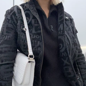 JACKA - Unik jeansjacka med olika tryck. Passar s/m. Toppenskick! 100 kr + frakt 🚚 