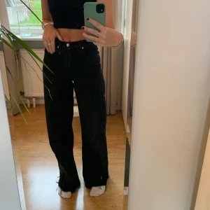 Wide leg jeans - Jättefina svarta wide leg jeans från Nakd. Långa i benen så passar mig som är 167cm. Hyfsat högmidjade :) Budet ligger på 320kr!