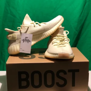 Yeezy Butter - Säljer mina Yeezy Butter som jag köpte på Plug Me Pleas i Stockholm. Dom är väldigt bra skick 10/10 DSWT (använda en gång) Möts upp i Sthlm! Tar betalning via Swish