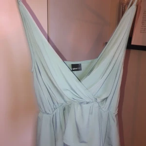 Bikbok topp  - Jättefin gammal bikbok topp som ligger och skräpar använd en gång.