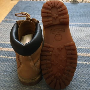 Timberland Boots ‼️köpare står för allt frakt och övriga konstnader om skickas‼️ - Jag brukar ha storlek 38.5, kängorna skulle jag säga är större i storleken men det kanske varierar. Köpte kängorna på Scorett 2017 eller 2016. Har använt dom flitigt, men Timberland har så bra kvalite så dom håller väldigt bra. Bor i stockholm nacka.