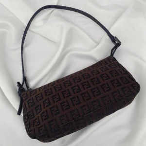 Fendi vintage väska  - Säljer min Fendi Zucchino Pochette vintage väska. Väskans skick är 8/10 och är köpt från Jean Vintage. Buda från 3500kr
