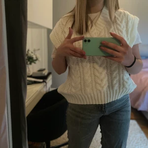 Stickad väst - Såå snygg tjockt stickad väst. Passar till allt och vid alla tillfällen, säljes då jag har fler liknande. Helt oanvänd!