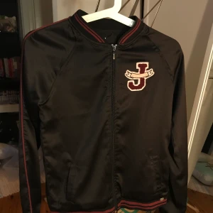 Bomberjacka - Bomberjacka med coolt tryck på ryggen. Barnstorlek 170. Aldrig använd så i fint skick. Frakt tillkommer 