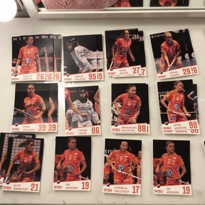 Iksu autografer + Bilder  - Säljer Iksu bilder och på 3e bilden kan ni se vilka som har autografer på, ungefär 11x8 stora, Alla 5kr st, 11 kr frakt