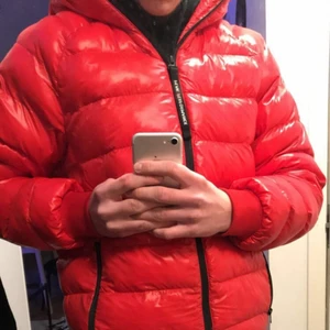 Peak Performance jacka - || LYSSNAR PÅ BUD (från 500kr) || Snygg och praktiskt jacka från Peak performance, jackan är i fint skick knappt använd! PERFEKT nu till vintern (jackan är röd, svårt att få fram färgen på bild) skicka ett medelande vid frågor (inge deffekter vad jag sett)