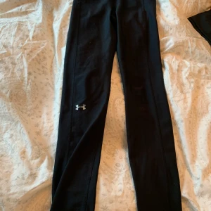 Under armour tights - Svarta Under armour tights i xs, bra skick! 150kr frakt ingår!