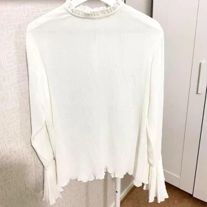 Jättefin blus från H&M - Säljer denna jättefina blusen med volangärmar. Aldrig använd endast provad. Passar storlek xs-m.