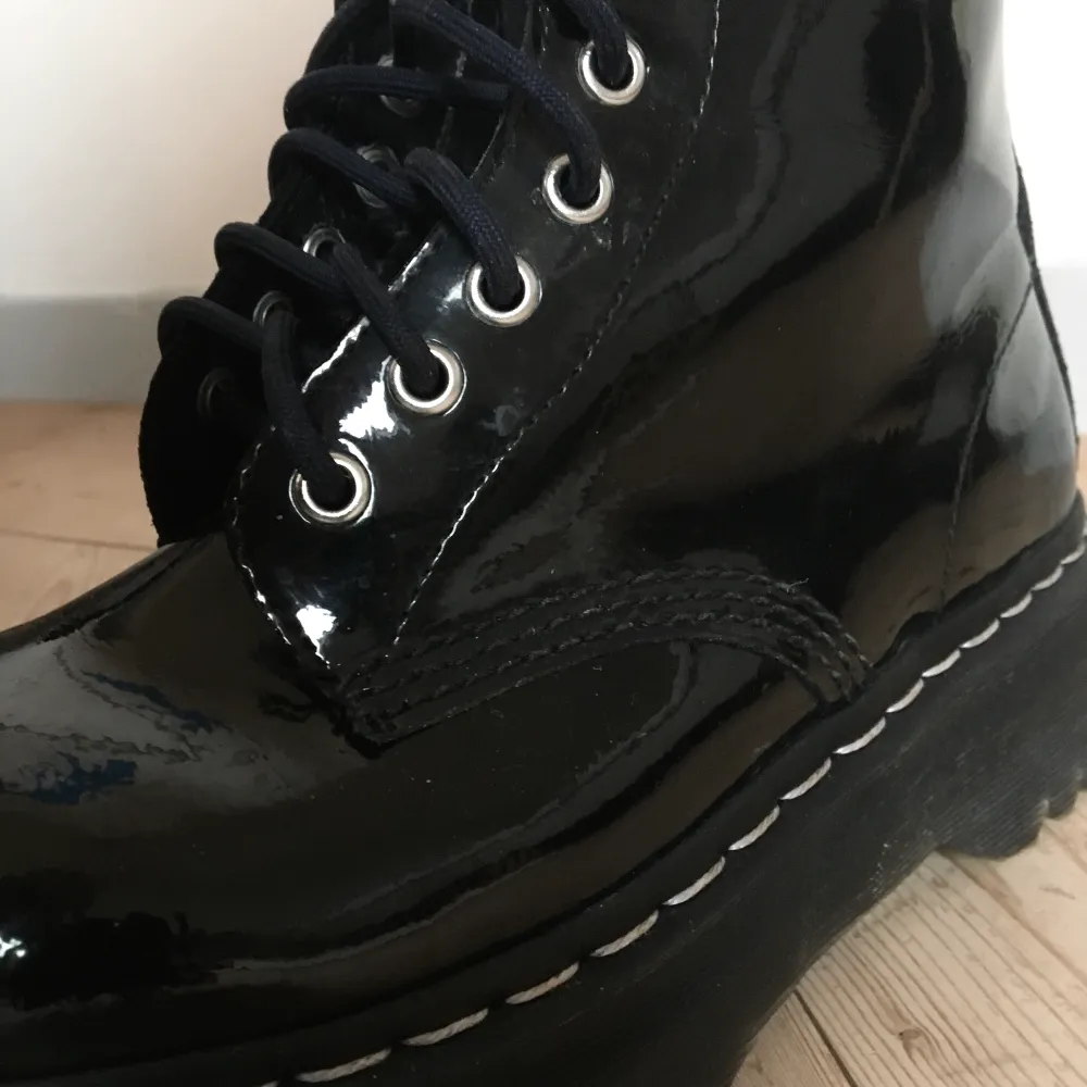 Blanka, höga plattform-skor från Dr. Martens. Köpta för tre år sedan. Nya kan vara svåra att få tag i. Har stått orörda, max använts ca 4 gånger. Tyvärr kommer jag inte ihåg vart det andra skosnöret tagit vägen. Passar mig inte längre, därför säljer jag. Nypris 2500 kr.. Skor.