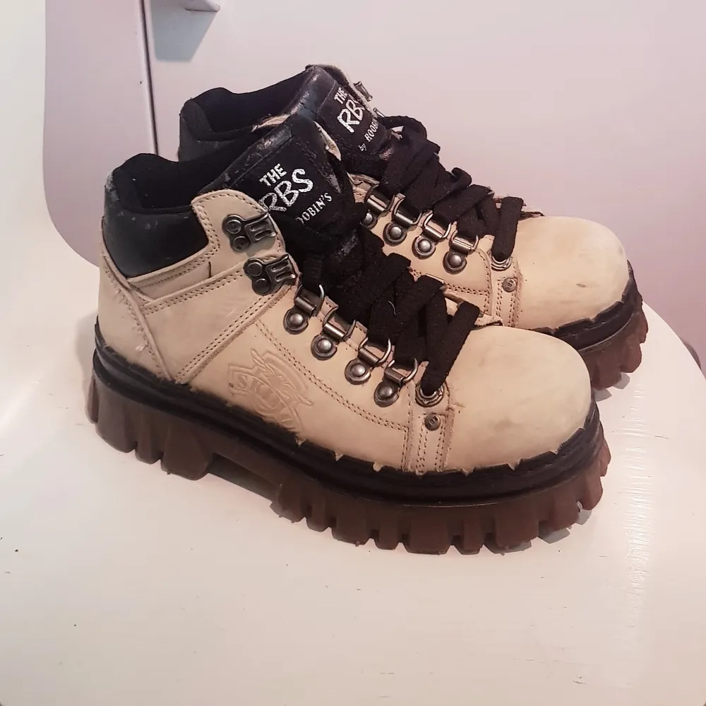 Vintage boots från spanska märket roobins, beige mocka och rejäl sula, vandringskängor eller bara skitsnygga retro boots 💥 innermåttet är 25 cm . Skor.