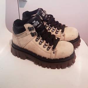 Vintage boots från spanska märket roobins, beige mocka och rejäl sula, vandringskängor eller bara skitsnygga retro boots 💥 innermåttet är 25 cm 