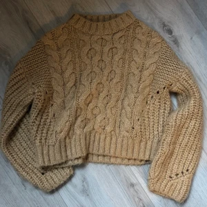 Stickad tröja från Gina Tricot - storlek s - Säljer min stickade tröja som inte kommer till användning. 
