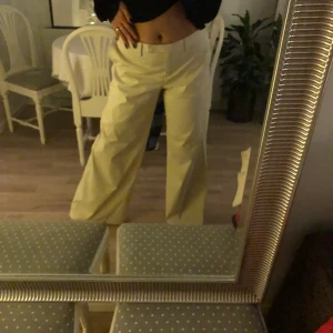 Vida Hugo Boss Byxor  - Dessa snygga beiga vida byxor från Hugo boss. Framgår ingen storlek på de men skulle säga de passar en S/M. Långa så de går över skorna. Endast testade. I tunt material så de är sköna att ha på sig. 