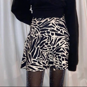 zebra kjol! - handsydd zebra kjol sydd utav en begagnad zebra klänning! (finns även en matchande topp att köpa) modellen är en XS och är 165cm🦓