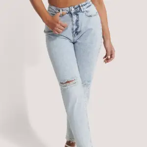 Supersnygga jeans från Nakd, använda 2 gånger. Säljer pga de är för små för mig. Super snygg modell och sitter jätte bra runt höfter, rumpa och midja.