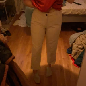 Beigea byxor - Säljer de här sjukt snygga beiga tygbyxorna köpta på asos för några månader sedan, aldrig använda så dom är så gott som nya. Massor av plats i fickorna och så sköna. Säljer för att de inte kommit till användning 💗