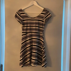 Kort sommar klänning - Färg: Svart/Vit    Material: bomull 