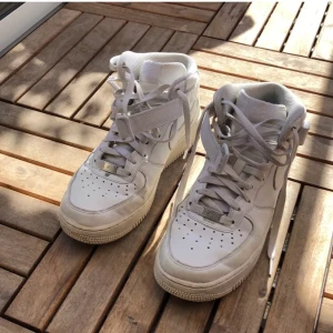 Nike airforce mid - Skitfina Nike airforce mid, använda ganska många ggr i ganska bra skick! Första bilden är lånad