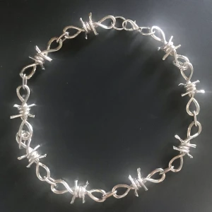Barbedwire kedja - En fin kedja jag knappt använt, man kan använda den som halsband eller hänga runt byxan. Lägg bud, ✨HÖGSTA BUD 190 KR✨ budning avslutas 5/12!!! 🥰