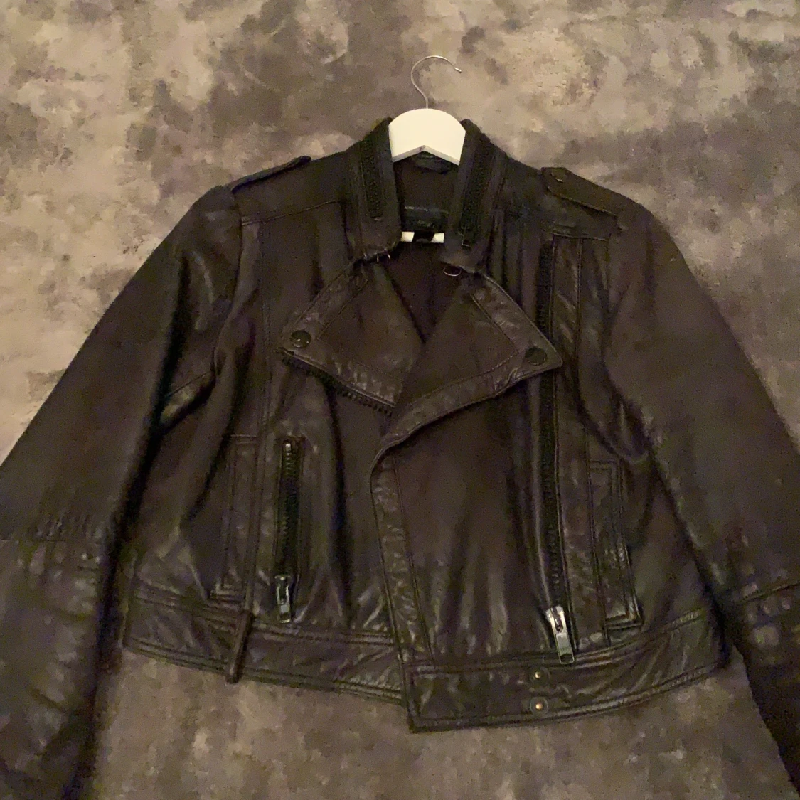 Skinnjacka i bikermodell