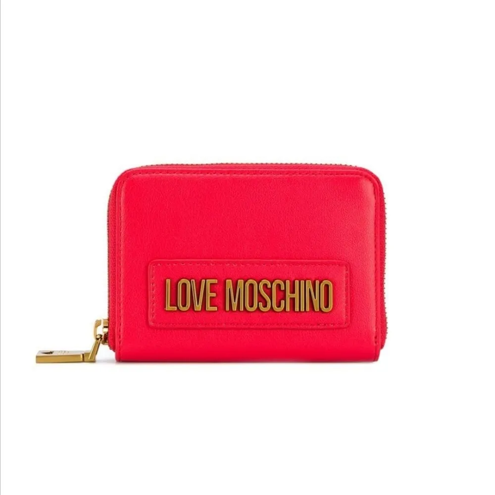 Ny Love moschino wallet zip, synthetic leather   14cm-width, 9.5cm-height, 2 cm- depth, orginal packing. Väskor.
