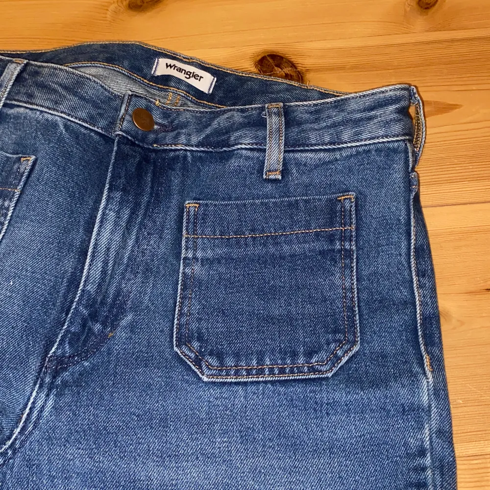 Riktigt snygga och nästintill oanvända utsvängda jeans från wrangler som tyvärr är för små för mig, men lagom i längden och jag är 178. De har snygga detaljer nere på benen och unika fickor. Hör av dig vid frågor eller om du vill ha fler bilder!💕 . Jeans & Byxor.
