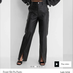 Skinnbyxor med slits! - Säljer dessa otroligt snygga och populära skinnbyxor med slits från AngelicaXna-kd kollektion!!✨✨finns bara storlek 38,36 kvar på hemsidan!!!✨✨Byxorna var snäppet för små för mig så väljer att sälja för billigare än på hemsidan!✨✨429 inklusive frakt helt sprillans nya!!.