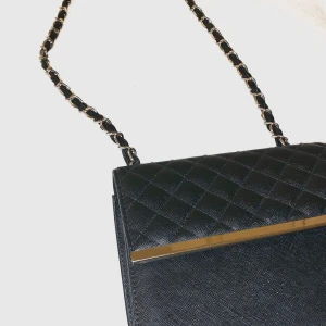 Väska - axelväska, knappt använd. långa band men går att vika ner såsom jag gjort på bilden💓