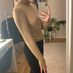 Polotröja - Skön polotröja från Gina tricot i storlek M i färgen beige! Knappast använd och är i gott skick! 50 kr + frakt💞💞