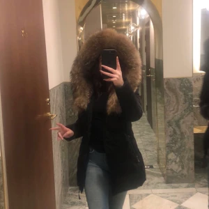 Hollis jacka - Jätte bra skick användt bara i 2 månader, varm och har en sjukt fin päls, säljer för att köpa en canada jacka, kan även bytas mot en canada gose trillium. Kan även gå ner i pris