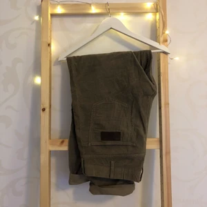 Wrangler Manchester Byxor 34/32 - Super feta Wrangler Greensboro Manchesterbyxor i kahki/brun färg! Storlek 34/32! Nästanintill oanvända! Tvättade 2 gånger!