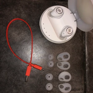 JBL FREE hörlurar - In-ear bluetooth hörlurar med olika storlekar, orginalladdare och orginalförpackning. Använda ett fåtal gånger. Priset är exklusive frakt och det går att diskutera! Inköpspris 1300kr