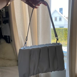 Vit handväska läder - Jättefin vit handväska som går att byta band på, läder imiterat ich aldrig använd!