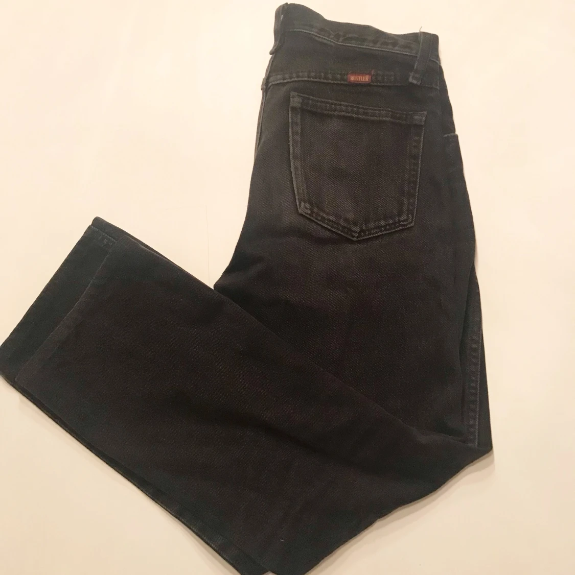 Svarta thriftade jeans