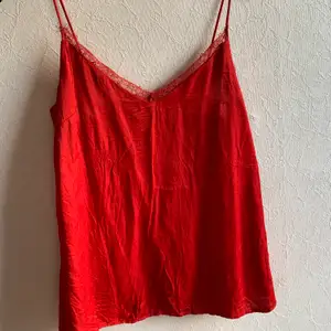 Fint rött linne med spets vid bysten❣️ säljer pga för liten storlek. Frakt 30kr💫💫