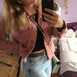 Manchester jacka  - En jeans/Manchester jacka ifrån only! Knappt använd nypris 499